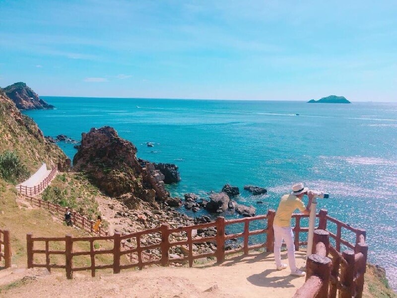 Du khách check-in tại Eo Gió