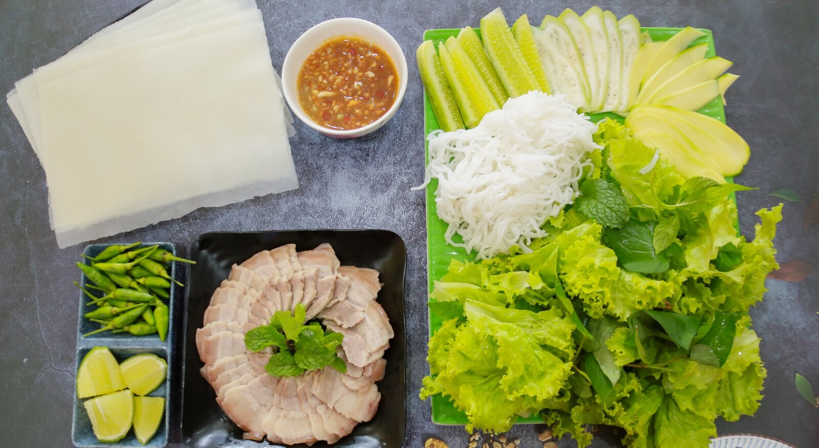 tháng 6 nên đi du lịch ở đâu miền trung Đà Nẵng có món bánh tráng cuốn thịt heo không nên bỏ qua