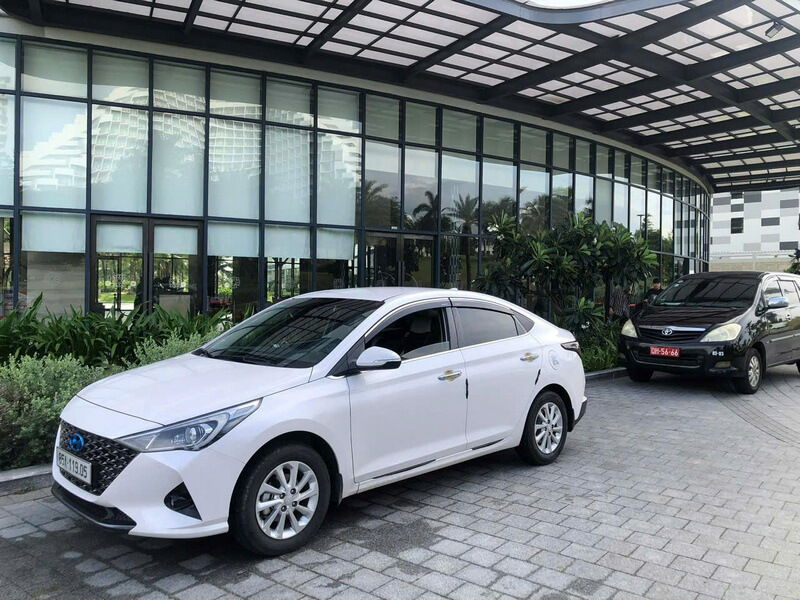 Xe 4 chỗ đưa đón sân bay Tân Sơn Nhất