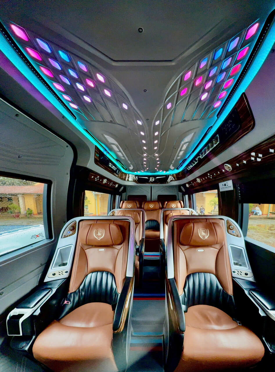 Xe Limousine 19 chỗ đưa đón sân bay Tân Sơn Nhất