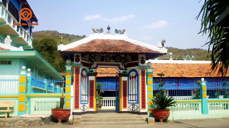 Nhà Lớn Long Sơn (Đền Ông Trần) - Tìm hiểu nét kiến trúc và tín ngưỡng cổ