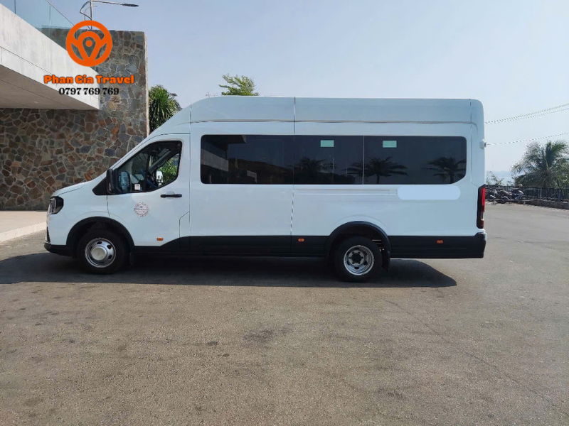 Xe 16 (hoặc limousine 16 chỗ) - 29 chỗ: Rộng rãi cho nhóm bạn và đại gia đình