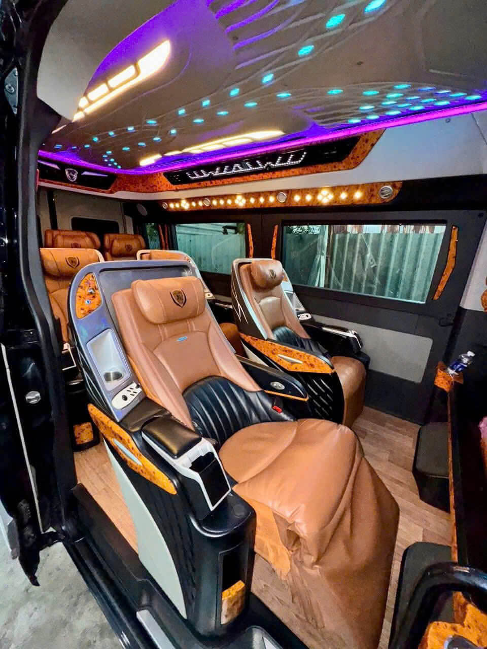 Cho thuê xe Limousine 9-12 chỗ